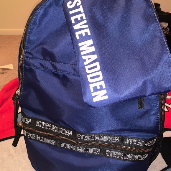 Steve Madden Backpack w/ make up baggy - Picture 3 of 6